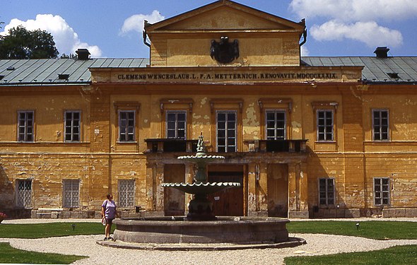 The Metternich palace before renovation, in 1995 (Cheb District).