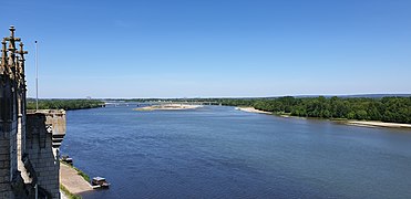 Loire et pont de Varennes-Montsoreau vus depuis le château de Montsoreau.jpg