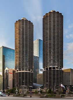 Marina City é um complexo arquitetônico de uso residencial e comercial localizado no centro de Chicago, Illinois. Está situado na margem norte do rio Chicago bem em frente ao centro financeiro Loop. O complexo, projetado em 1959 e concluído em 1964, é composto por duas torres em forma de espiga de milho, com 65 andares e 179 metros de altura. (definição 3 026 × 4 120)