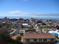 Punta Arenas, met op de achtergrond Straat Magellaan en Vuurland