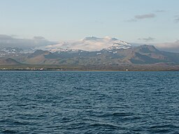 Snæfellsjökull tornar upp sig till nästan 1 500 meters höjd, längst ut på halvön Snæfellsnes.