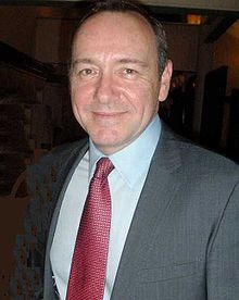 Kevin Spacey en costume-cravate.