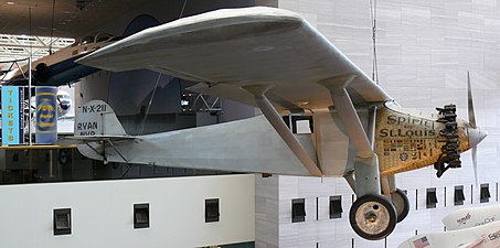 Spirit of St. Louis, flygplanet som Charles Lindbergh flög solo över Atlanten i 20-21 maj 1927 från Long Island, New York, USA till Frankrikes huvudstad Paris.[11]