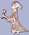 Sølvfigur formet som en kvinde, der holder et drikkehorn. Fundet i en grav i Birka, Uppland.