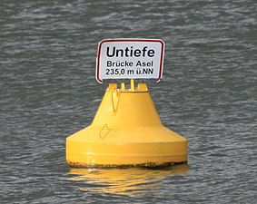 Warnboje an der im See versunkenen Brücke über den Flusslauf der Eder