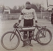 Alessandro Anzani (sur Alcyon I), vainqueur en 1905 de la coupe Hydra.jpg