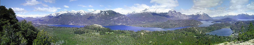 Montoj Katedralo, López kaj Capilla, kaj la lagoj Moreno kaj Nahuel Huapi, viditaj ekde la monto Cerro Campanario, ĉe San Carlos de Bariloche.