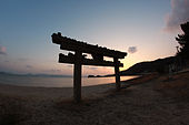 Torii à beira-mar na ilha de Naoshima.