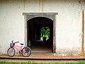 Español: Bicicleta frente a la Iglesia de La Agonía, en Liberia. English: A bike in La Agonia Church, Liberia