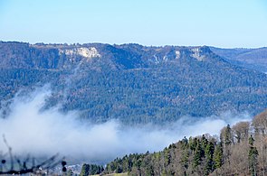 Das knapp 400 m über dem Tal aufragende Lochenhörnle (953 m) bildet den nördlichsten Zipfel der Heubergregion