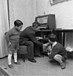 Italienische Zuwandererfamilie mit Radio (1962)