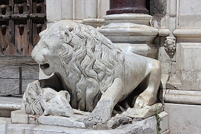 Lions stylophore de Tino di Camaino et Baboccio da Piperno.