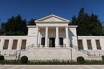 Chapelle avec l'inscription du fronton : « Peaceful in their sleep in glory » (traduction : « Paisibles dans leur sommeil de gloire »).