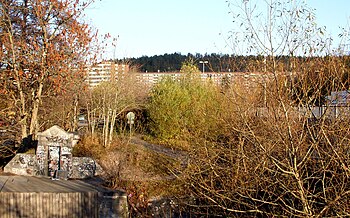 Vänstra bild: Fittja bro på 1940-talet, då ännu Södertäljevägen gick över näset. Den högra bilden är tagen på samma plats år 2010. Den gamla bron är riven, bara en del av vägbanken finns kvar. Den nya bron, som ligger något längre österut och lite högre skymtar bakom buskaget. På båda bilderna syns en av kontrollstationerna för huvudvattenledningen Norsborg-Stockholm.