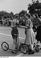 Siegerehrung beim Rollerrennen in Leipzig-Marienbrunn, 1952