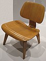 Cadeira de madeira Emaes Lounge de Charles e Ray Eames