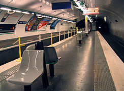 Station Louis Blanc au niveau inférieur. La voie de gauche était auparavant le départ de la ligne 7 bis.