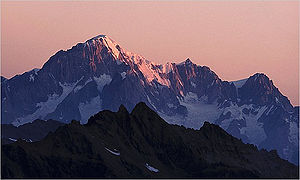 Blank-Monto de la itala flanko, dekstre Mont Maudit kaj Mont Blanc du Tacul