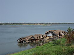 Một nhà hàng trên sông Mê Công