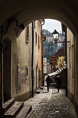 Beco do rio Drava, no centro da cidade de Maribor, Eslovênia. Maribor é a segunda maior cidade eslovena. É a capital informal da Baixa Estíria e considerada o centro econômico, financeiro, administrativo, educacional, cultural, de saúde, comercial e turístico de todo o nordeste da Eslovênia. Em 2000, foi a Cidade Alpina do Ano, em 2012 a Capital Europeia da Cultura e Cidade Europeia do Rafting, e em 2013 a Capital Europeia da Juventude. (definição 4 016 × 4 016)