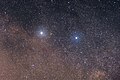 Alfa Centauri po lewej, Proxima zaznaczona czerwonym kółkiem, Beta Centauri po prawej