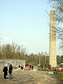 Pomnik główny i obelisk na terenie KL Bergen-Belsen