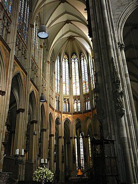 Notranjost srednjeveškega vzhodnega konca kaže ekstremno višino.