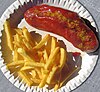 Une Currywurst accompagnée de frites.