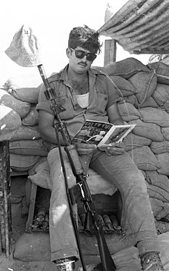Soldado en tiempo de ocio leyendo una revista, Israel 1969