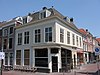 Hoekpand Oude Delft met schilddak en gepleisterde gevels met imitatie-rusticawerk onder rechte kroonlijsten