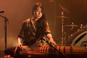 Musikinstrumentet Geomungo spelat av Shim Eun-yong (gruppen Jambinai)