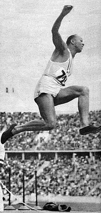 Thumbnail for File:Jesse Owens, 8m 06 au saut en longueur lors des JO de Berlin, en 1936.jpg