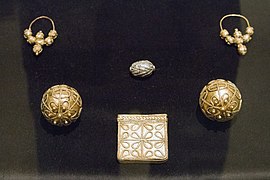 Jewellery from the Princely burial from Kolín, 850-900 AD, 187594.jpg