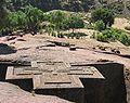 Crotz escultada sus la teulissa d'una glèisa de Lalibela.