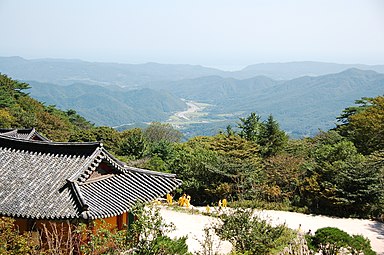 由前堂後方望向山腳，遠方可以看到日本海