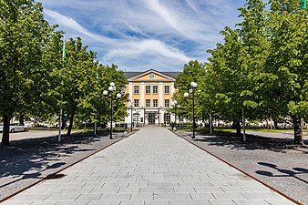 Umeå stadshus i sommartid, tjänade tidigare som kavallerikasern.