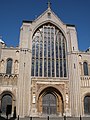 Catedral de Norwich, portalada occidental: a l'esquerra, escultura de Juliana, instal·lada al s. XX.