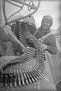 Загрузка боекомплекта пулемета УБТ стрелком-радистом сержантом Н. Пановым в Ил-4Т.jpg