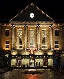 Hovedbanegårdens facade om aftenen