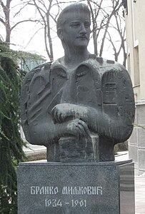 Buste de Branko Miljković devant le théâtre (œuvre de Nebojša Mitrić).