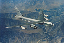 B-52 en vol. L'avion a normalement 8 moteurs montés dans 4 nacelles doubles, mais deux moteurs sont remplacés par un énorme TF39.
