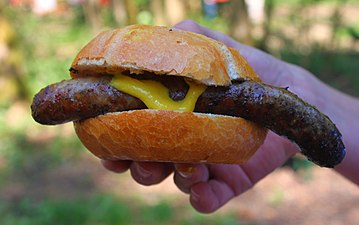 Grobe Bratwürste im Brötchen mit Senf