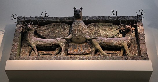 Le dieu Imdugud, aigle à tête de lion surmontant un linteau en feuilles de cuivre, temple de Ninhursag à Tell al-'Ubaid, Irak, vers -2500. Salle 56.