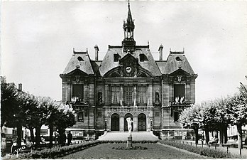 L'hôtel de ville au milieu du XXe siècle ; une statue prend la place du kiosque, elle-même depuis remplacé par le monument à Henri Sellier.