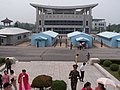 朝鮮民主主義人民共和国側から望む自由の家（2）。2005年7月。