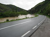 La Route Magistrale 22 près de Gornji Milanovac (photo prise lors des Inondations en Europe du Sud-Est de 2014 ; La rivière Despotovica).