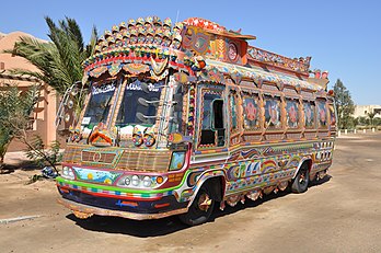 Bus du réseau urbain d'El Gouna sur la mer Rouge (Égypte), construit au Pakistan par la compagnie Chishti Engineering et décoré à Karachi selon le style pakistanais. (définition réelle 4 288 × 2 848)