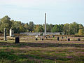Friedhof auf dem historischen Lagergelände, mit Obelisk und Inschriftenwand, Jüdischem Mahnmal, Massengräbern und symbolischen Grabsteinen