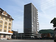 Ehemaliges Coop Verteilzentrum (links) und Helvetia Turm, Hochhaus 75 m (Mitte) beim Bahnhof (2017)
