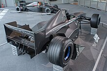 Photo de l'arrière de la Honda RC101B noire, exposée dans un musée.